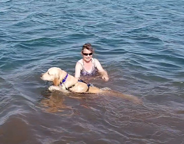 Unterstützung bei den ersten Schwimmzügen